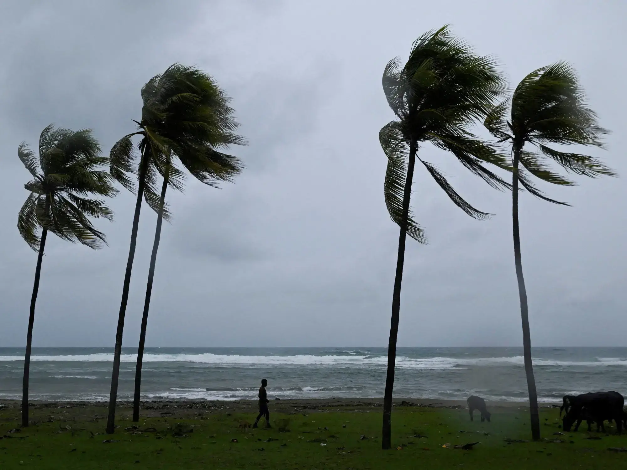 Mar agitado por el paso de un huracán frente a Cuba en 2025.