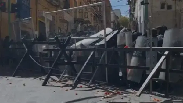 Los efectivos se cubren de los tomatazos de los movilizados.