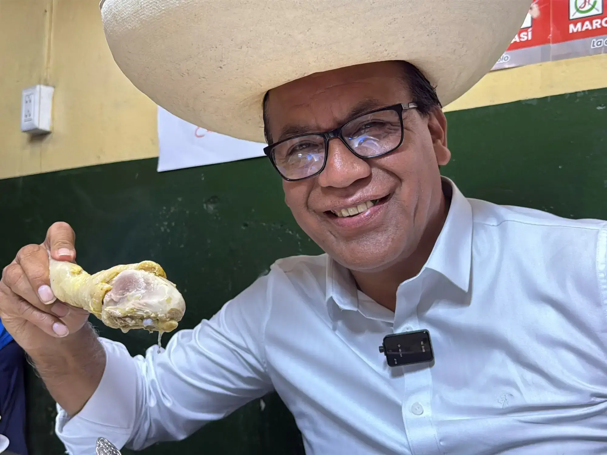 El candidato a la Presidencia por el partido Juntos por el Perú, Roberto Sánchez, desayuna durante una visita al mercado popu