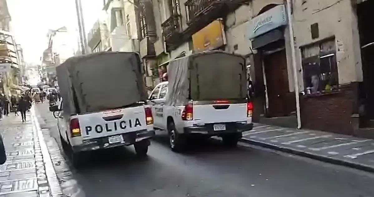 Las dos patrullas en puertas del Ministerio de Trabajo