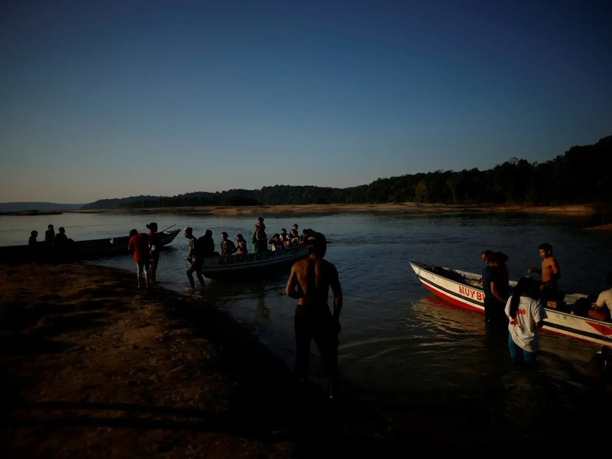 Miembros del pueblo indígena Munduruku en el río Tapajós marcan la frontera del Territorio Indígena Sawre Muybu.