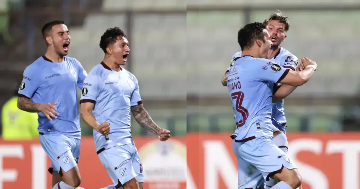 Justiniano (der.), autor del gol de Bolívar, es felicitado por Rodríguez. Se acercan Robson (izq.) y Chávez.