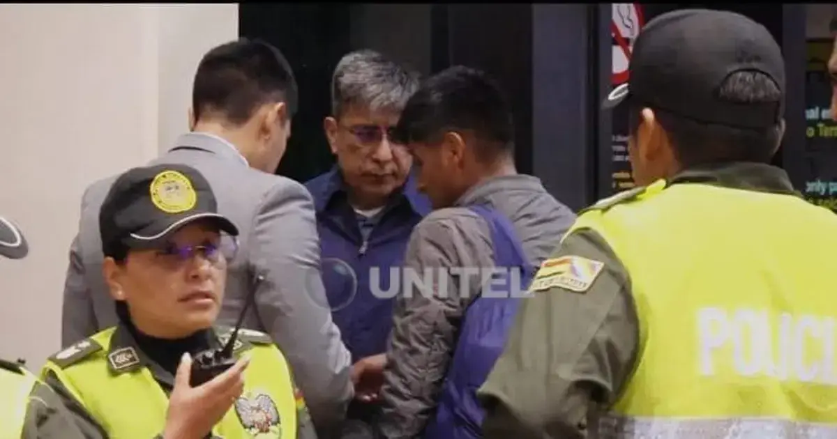 Ronald Casso (camisa azul) fue aprehendido este miércoles en Cochabamba