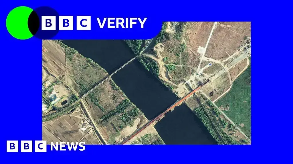 Imagen del Ministerio de Transporte ruso mostrando la ceremonia de unión de los dos lados del nuevo puente carretero.