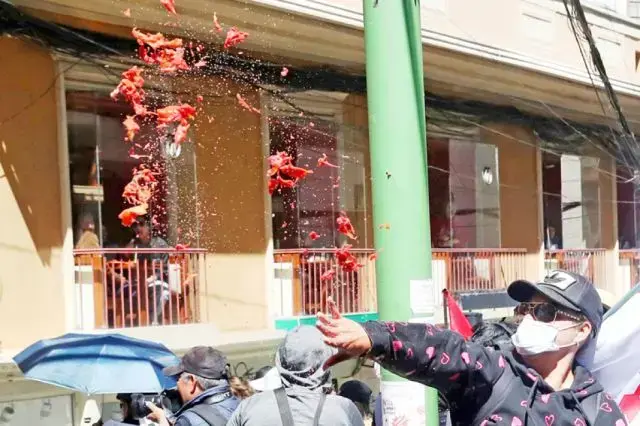 COB y campesinos exigen la renuncia del presidente Rodrigo Paz