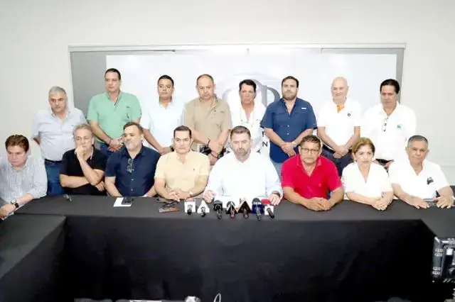 La conferencia de prensa ofrecida ayer por la CAO y los cívicos cruceños. Foto: CAO Sucre/CORREO DEL SUR