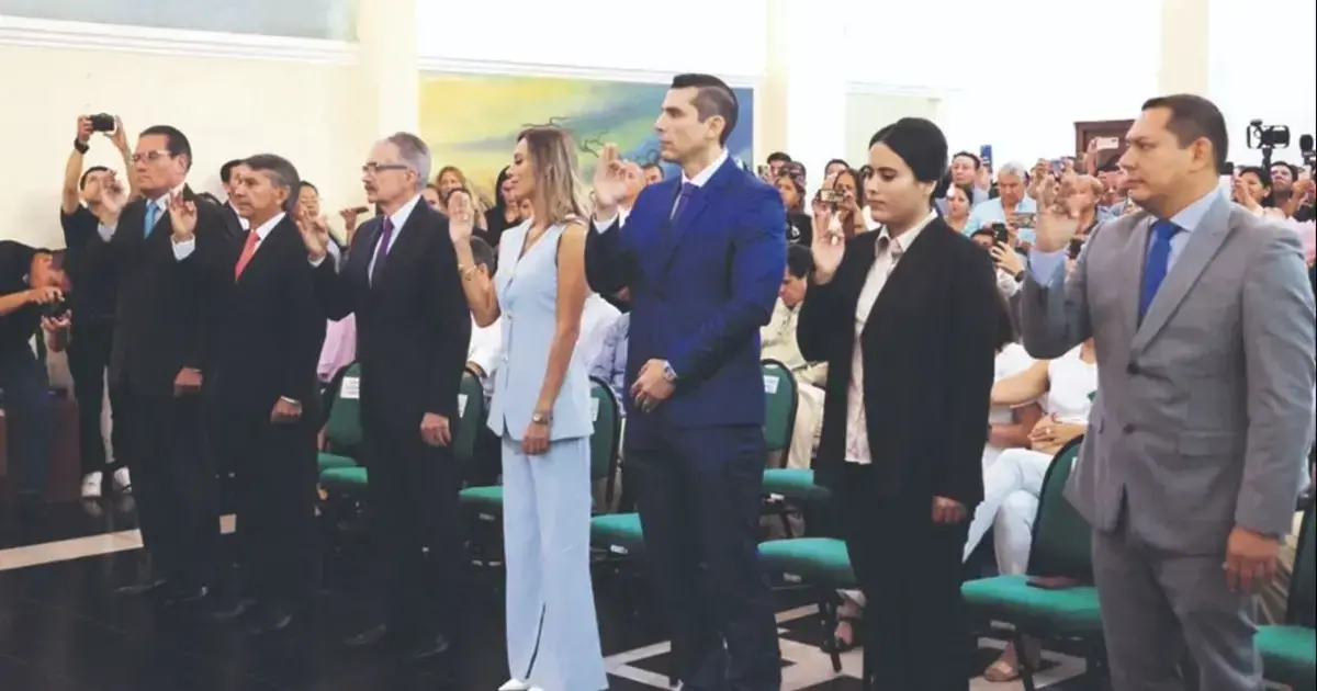 Los nuevos secretarios departamentales prestan juramento durante el acto en Casa de Gobierno.