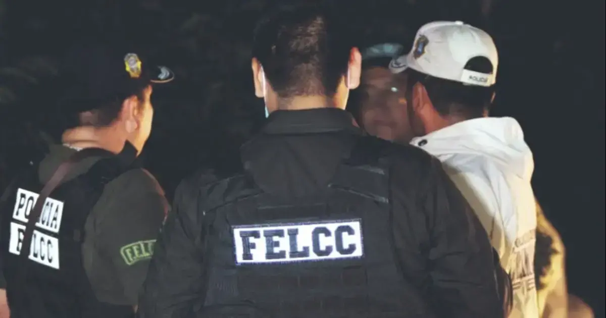 Policías y peritos en el lugar donde fue acribillado a balazos el informante de la Felcn “Cara de bebé”.