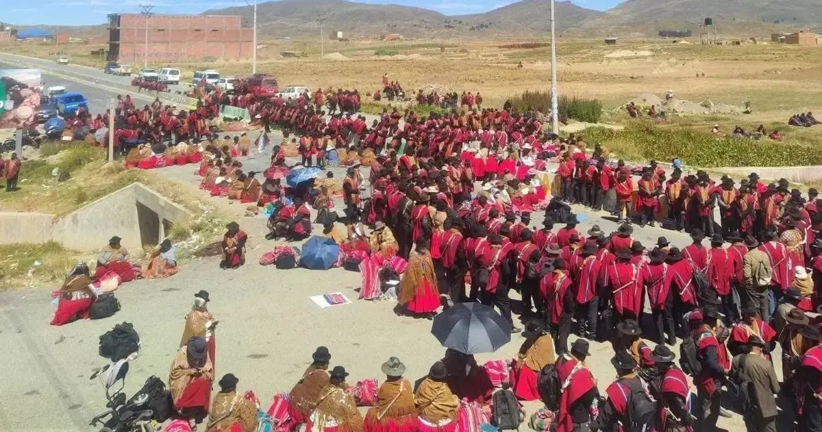 Bloqueo de campesinos en el altiplano de La Paz protagonizado el miércoles.
