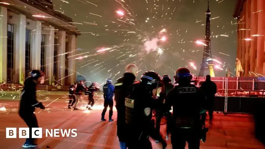 La policia antidisturbios carga contra los aficionados durante los festejos en Paris.