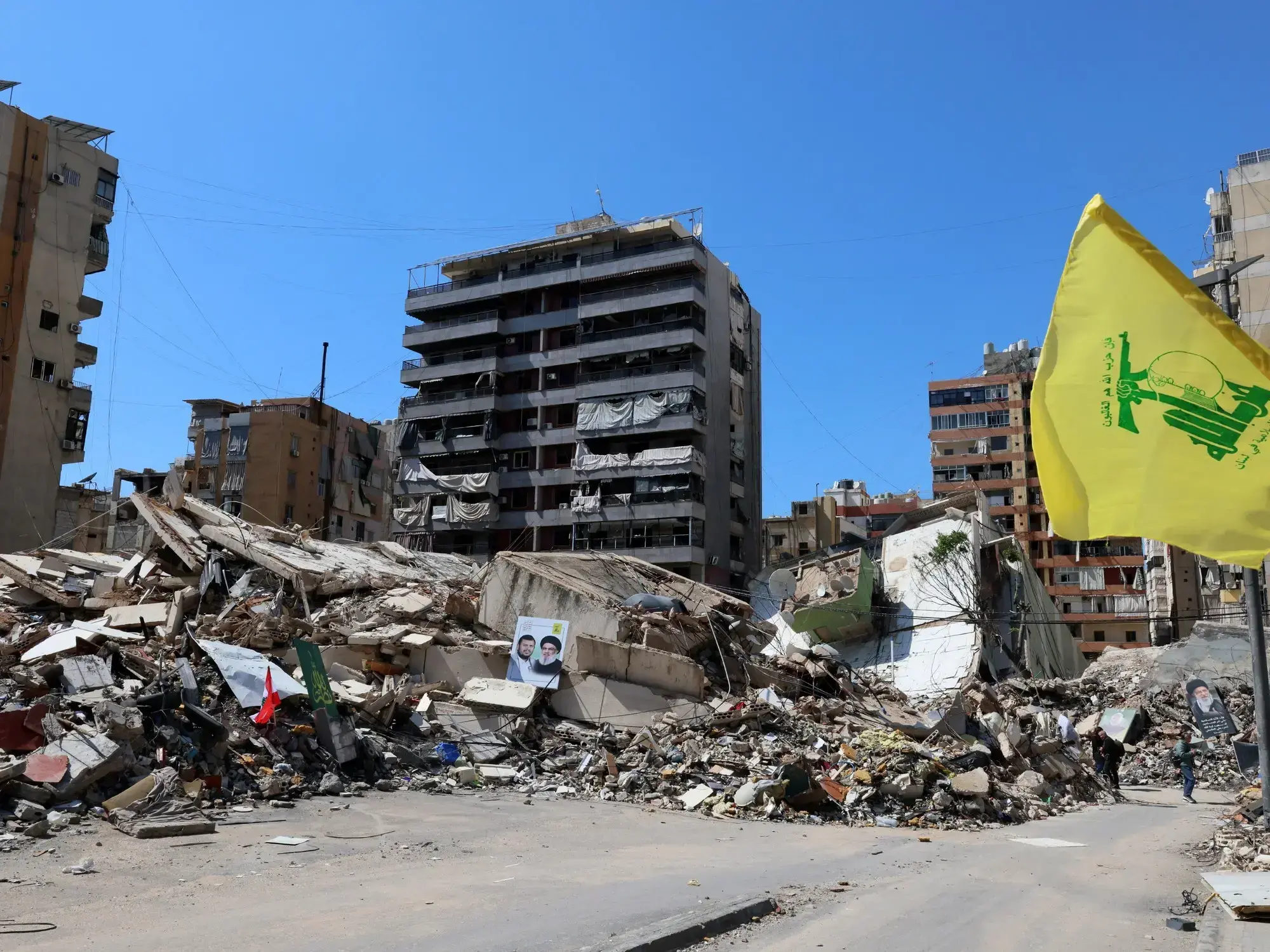 Una bandera de Hezbollah en medio de los escombros tras un nuevo ataque de las fuerzas israelíes sobre Beirut.