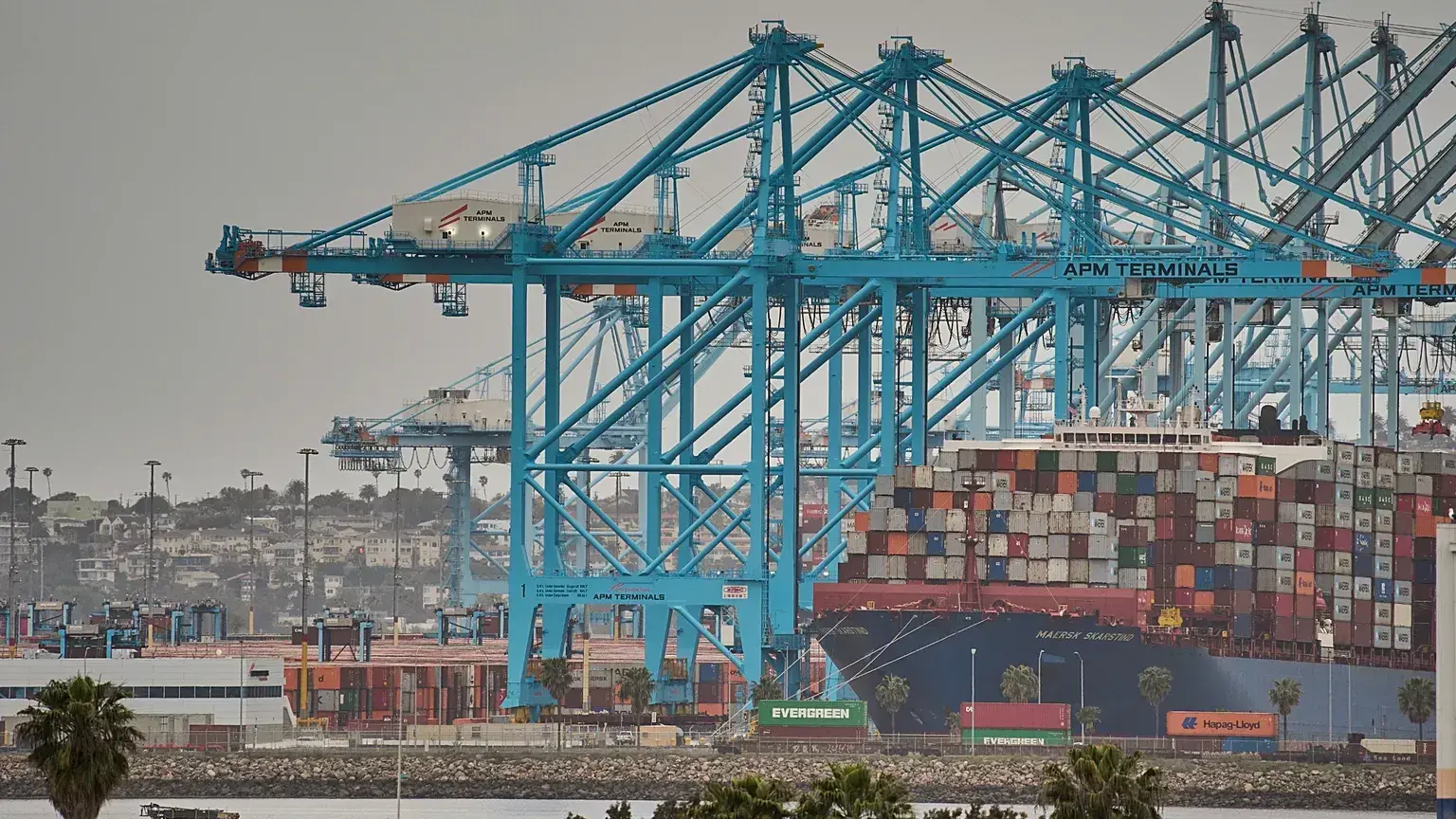 El portacontenedores 'Maersk Skarstind' permanece atracado en APM Terminals del puerto de Los Ángeles, 15 de abril de 2025.