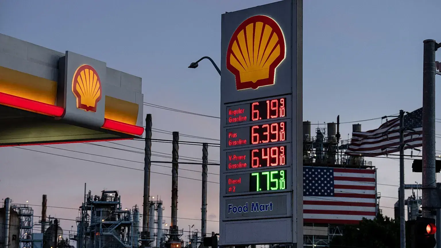 Una gasolinera Shell frente a la refinería de Marathon Petroleum en Carson (California), 1 de abril de 2026.