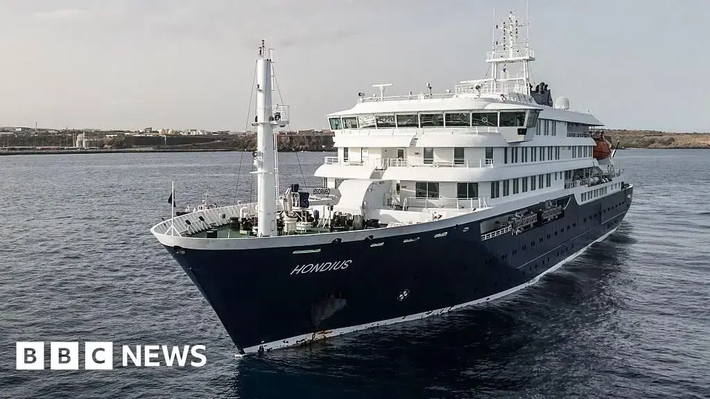 Al menos 29 pasajeros desembarcaron del barco en la isla de Santa Elena el mes pasado.