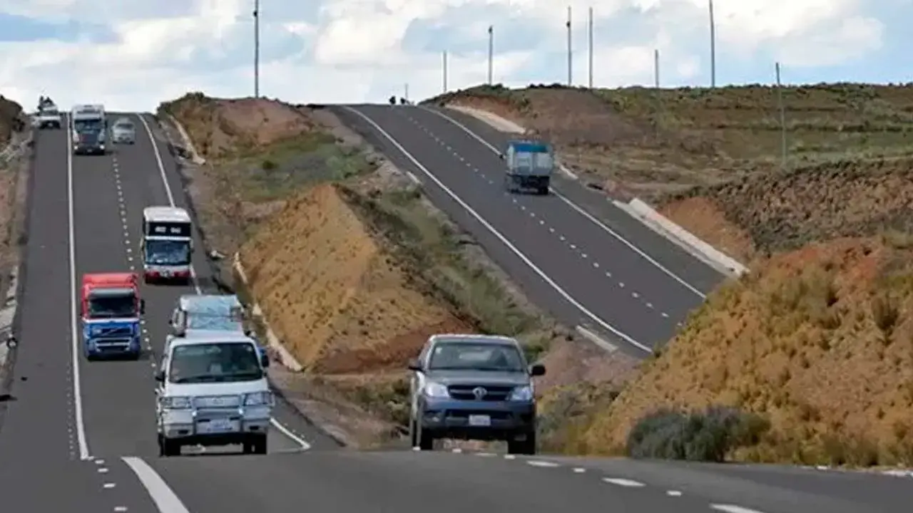 Imagen referencial de la carretera doble vía La Paz - Oruro.