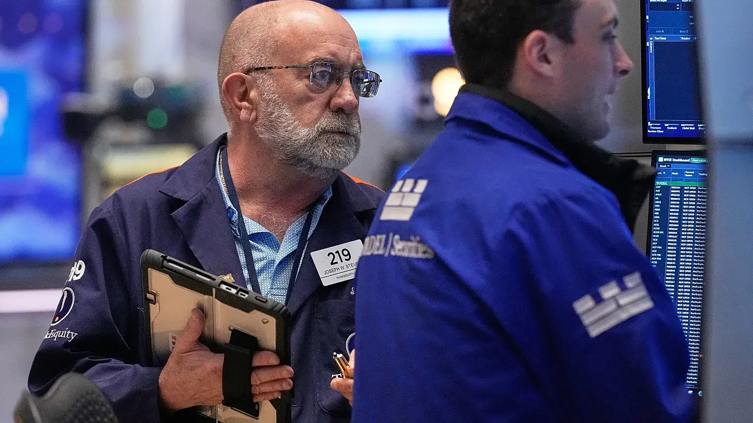 El operador Joseph Stevens trabaja en el parqué de la Bolsa de Nueva York, el martes 5 de mayo de 2026.