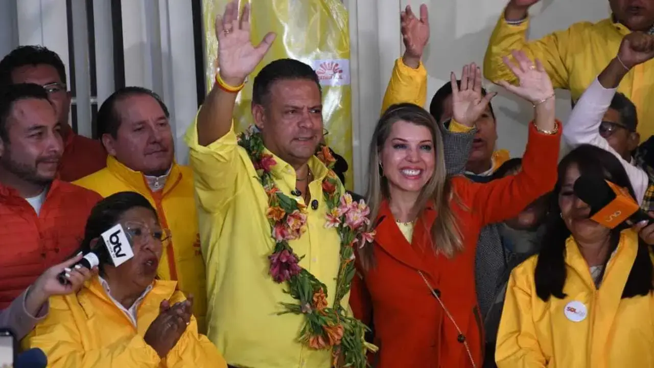 Luis Revilla celebra junto con sus seguidores los resultados logrados en las elecciones subnacionales.