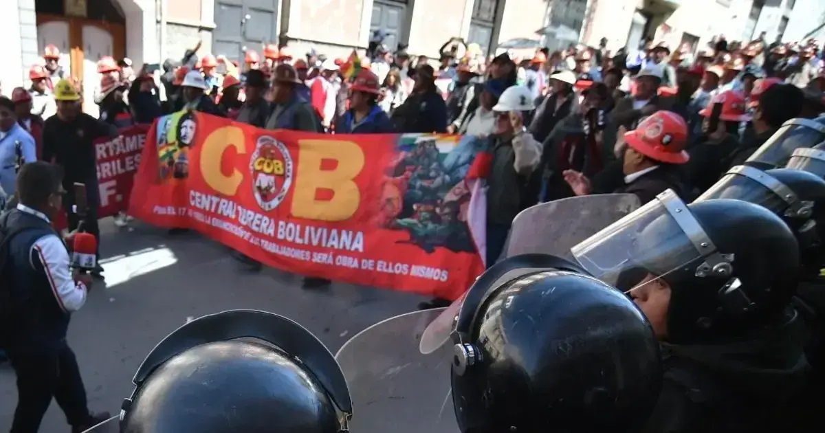 Marcha de la COB en inmediaciones de la FELCC.