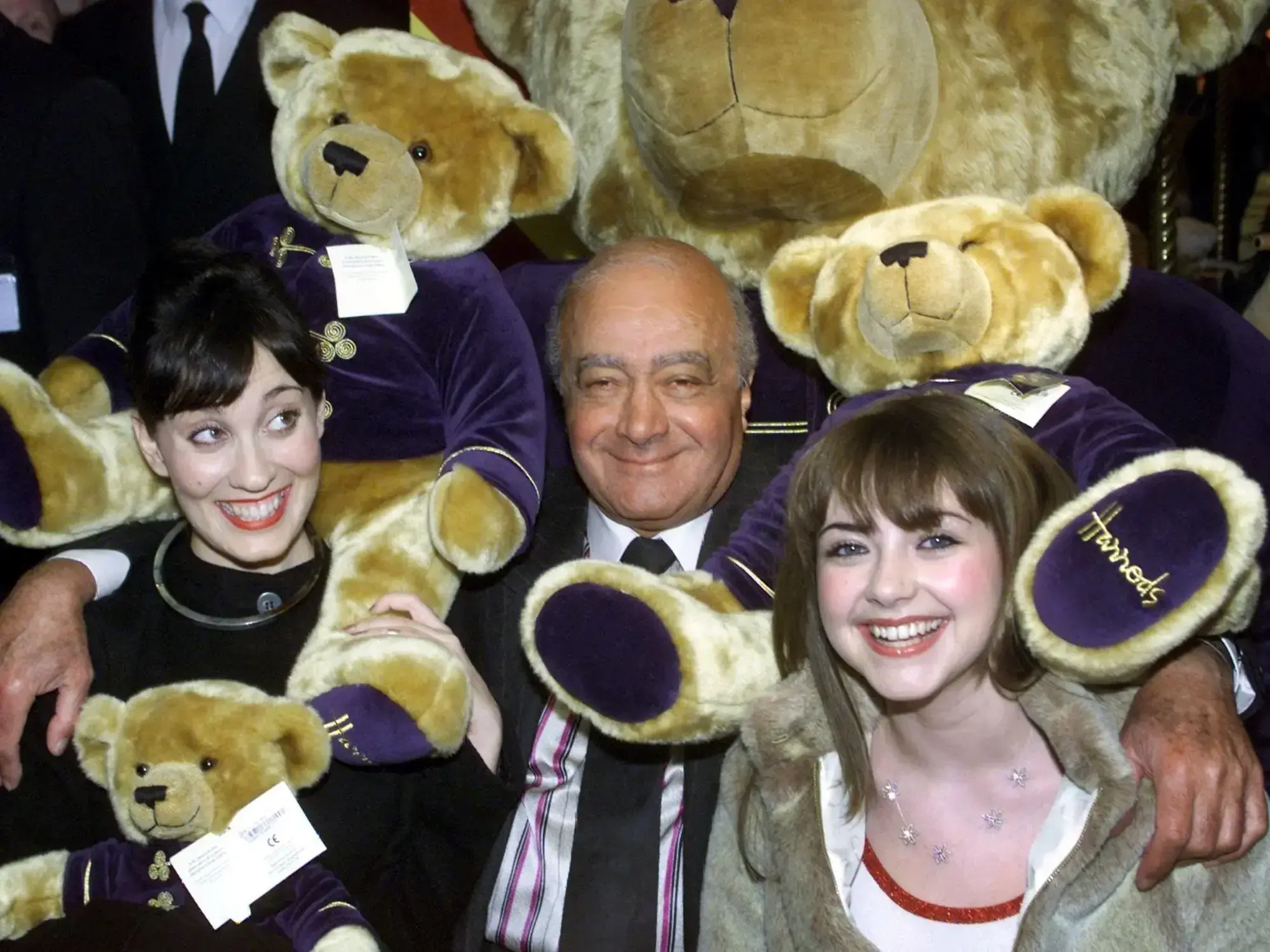 Mohamed Al Fayed, el último dueño de Harrods, con dos cantantes y rodeados de ositos de peluche en un piso de su tienda.