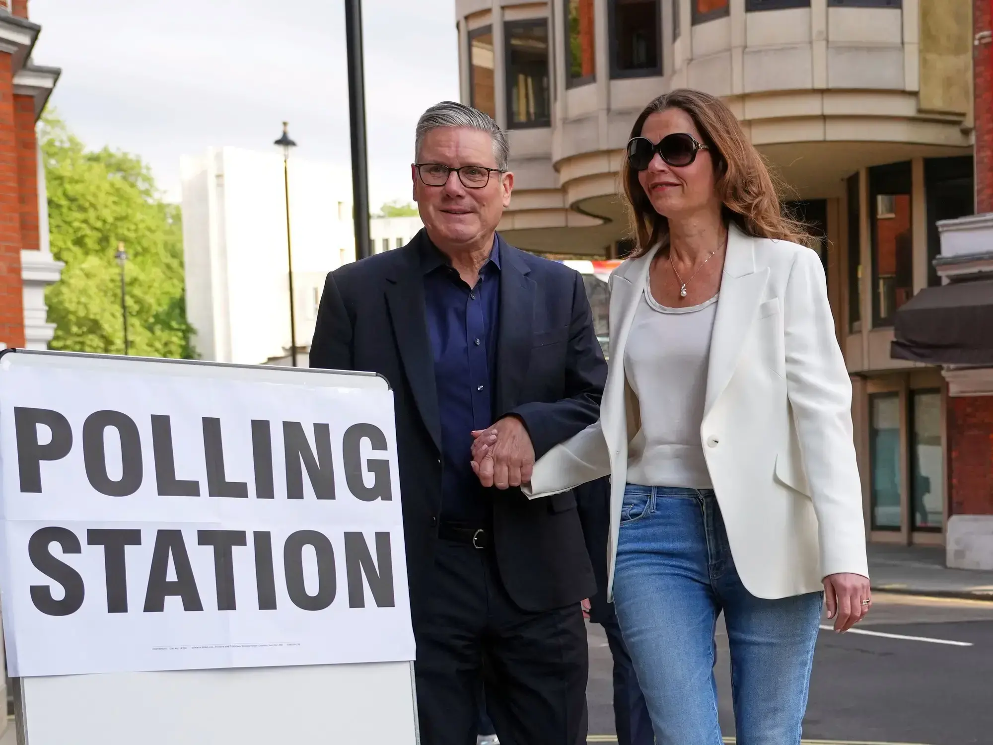 El primer ministro británico, Keir Starmer, y su esposa Victoria llegan a un colegio electoral en el centro de Londres.
