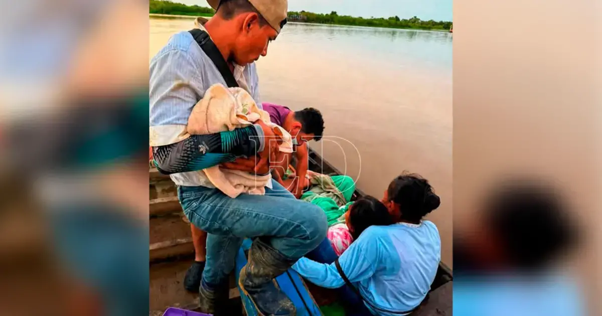 Mujer en el momento en que daba a luz a su bebé, en una canoa