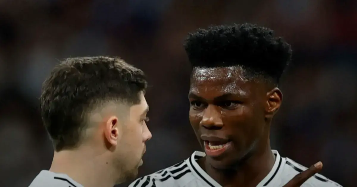 Federico Valverde (izq.) y Tchouaméni (der.) durante un partido con el Real Madrid.