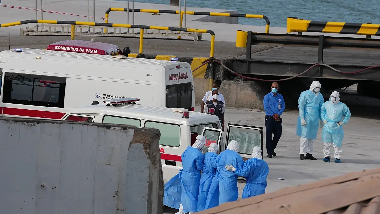 Personal sanitario evacua a pacientes del crucero MV Hondius en un puerto de Praia, Cabo Verde, el 6 de mayo de 2026.