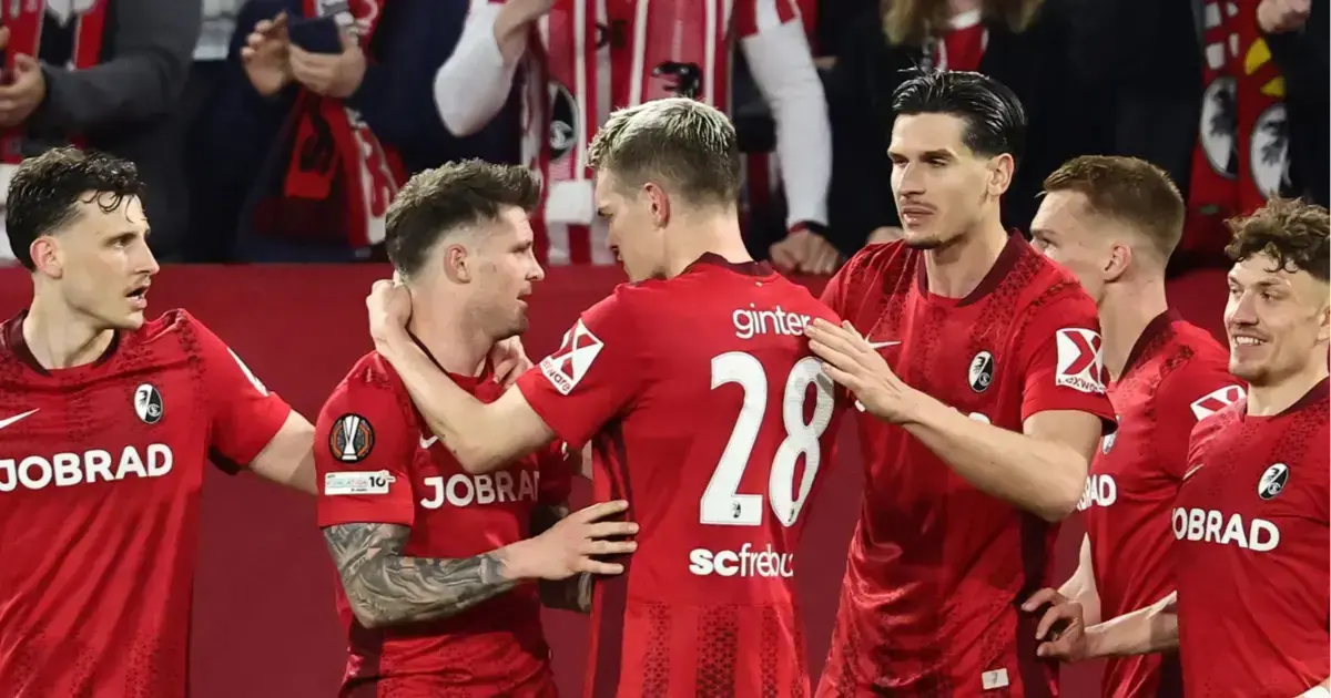 Jugadores del Friburgo celebran tras el 3-0 anotado por Lukas Kuebler.