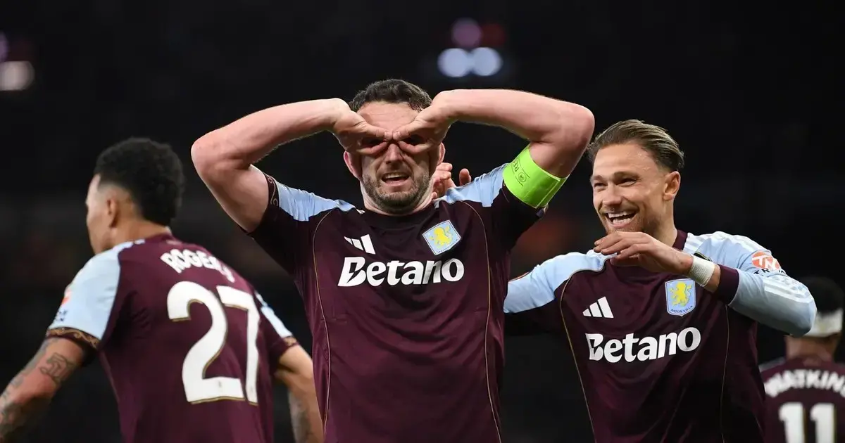 El centrocampista John McGinn celebrando uno de sus goles.