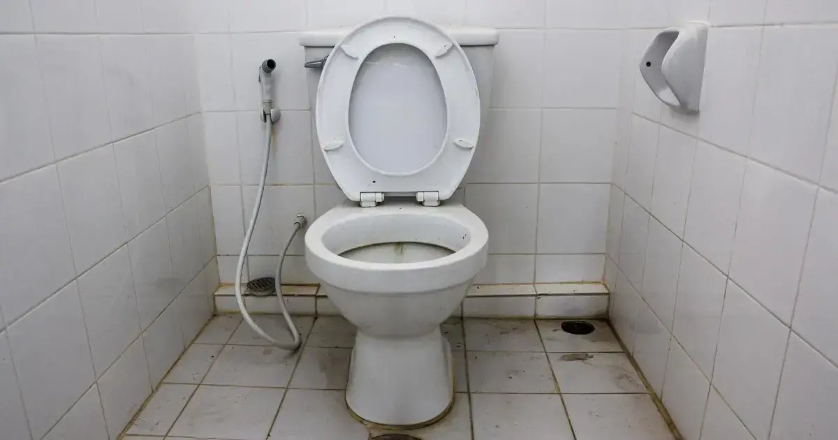 Imagen referencial del bebé hallado en un baño público.