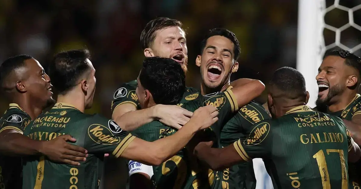 Jugadores de Mirassol celebran tras victoria ante Liga de Quito.