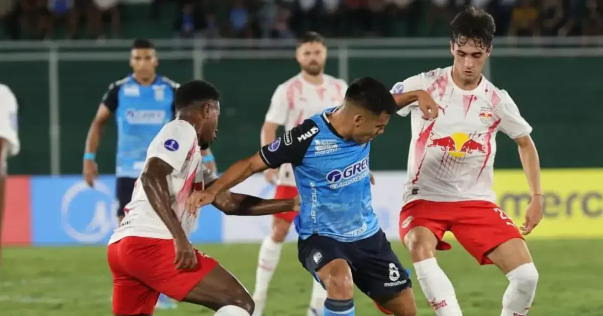 Moisés Villarroel de Blooming intenta superar a dos jugadores de Bragantino.