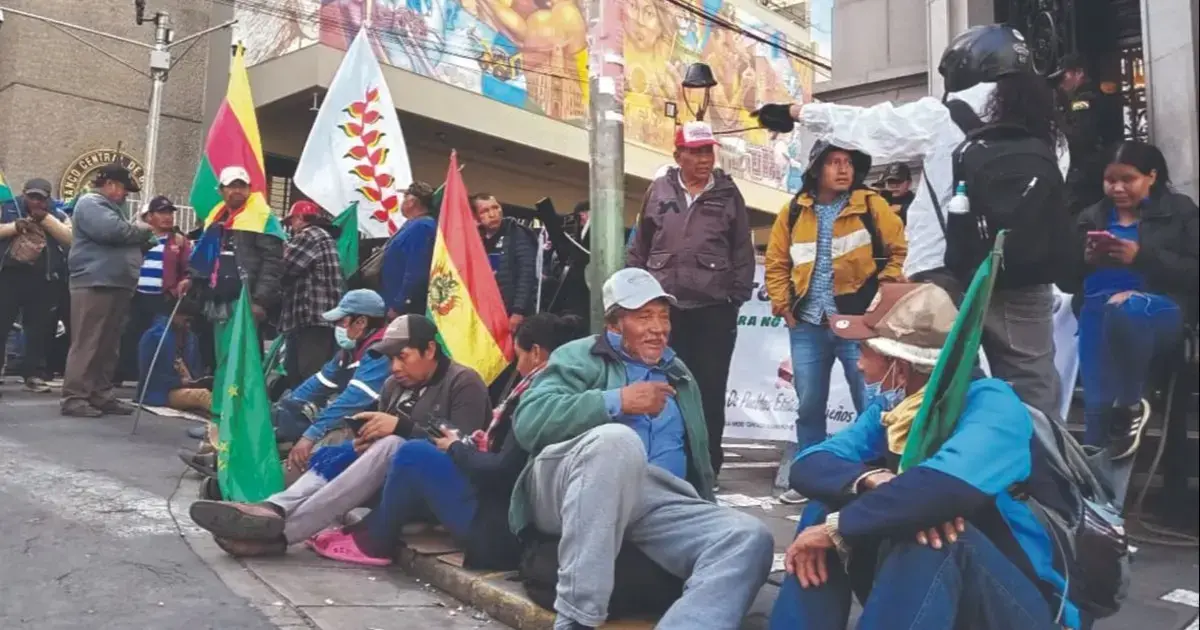 Campesinos interculturales de Pando y Beni realizan una vigilia en la ciudad de La Paz.