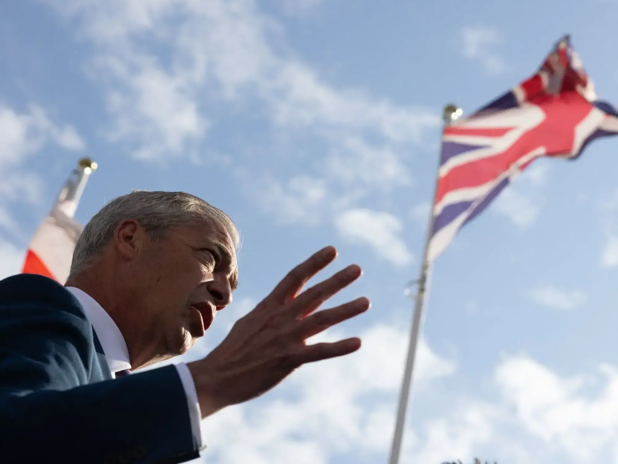Nigel Farage, líder de Reform UK, junto a sus candidatos.