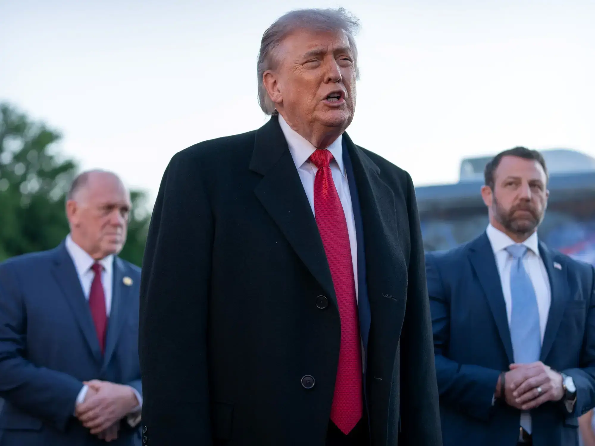 Donald Trump habla con periodistas al visitar el Lincoln Memorial.