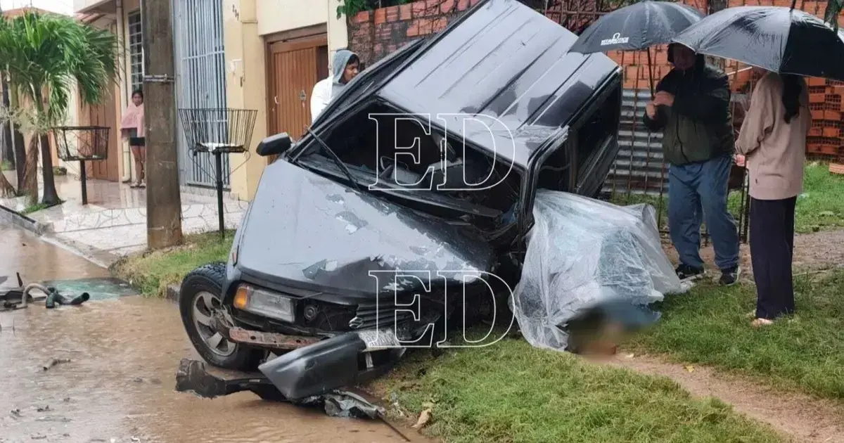 Totalmente destrozado, así quedó el auto que conducía la enfermera