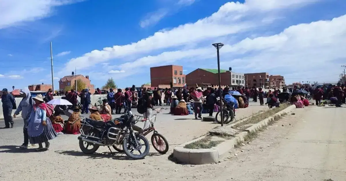 Así se bloqueaba el jueves la carretera a Copacabana en El Alto.