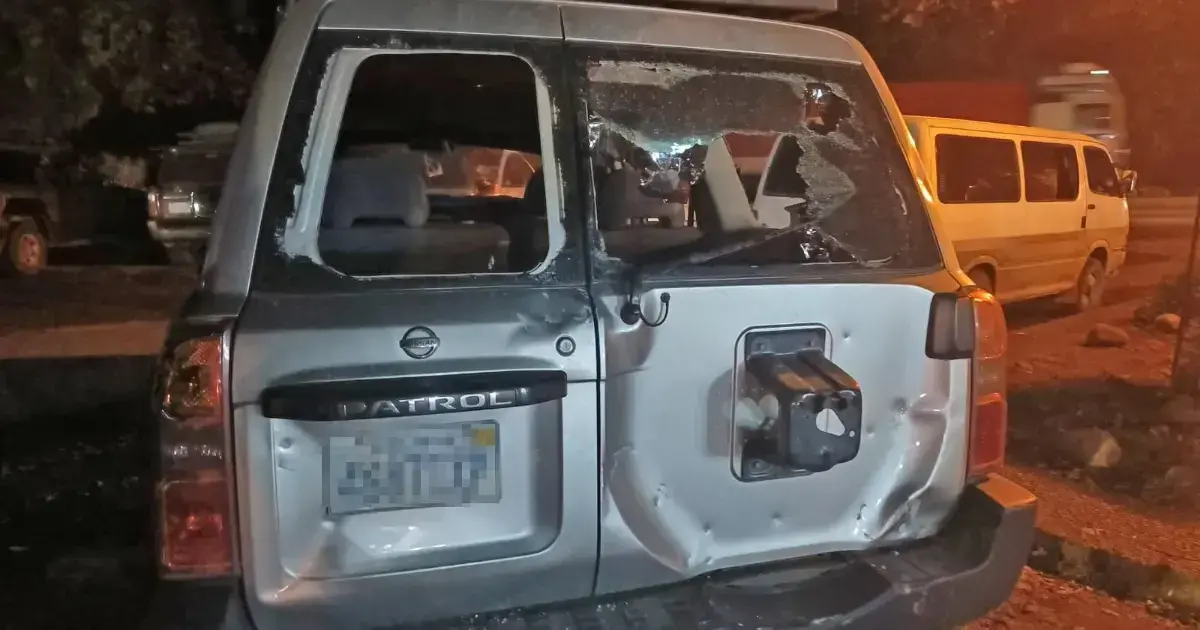 Vehículos policiales quedaron destruidos tras el ataque