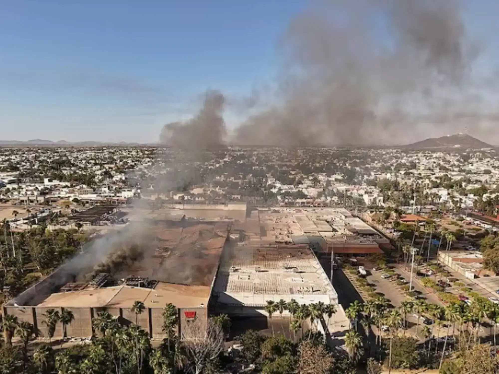 Una vista aérea del incendio en el shopping de la ciudad mexicana de Los Mochis, en el estado de Sinaloa.