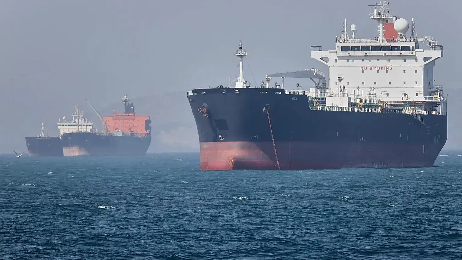 Petroleros fondeados frente a la costa en el estrecho de Ormuz, cerca de Bandar Abbas, Irán, dos de mayo de 2026