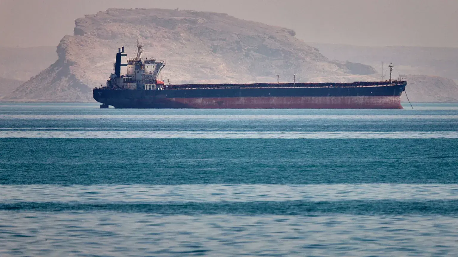Un buque de carga a granel fondeado en el estrecho de Ormuz, frente a Bandar Abbas, Irán, el 2 de mayo de 2026.