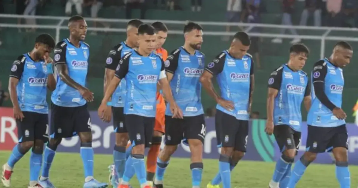 Los jugadores salen sin encontrar explicaciones por la goleada sufrida ante Bragantino.