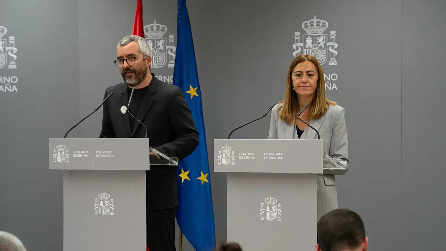 Javier Padilla Bernáldez, secretario de Estado de Sanidad, y Virginia Barcones, secretaria general de Protección Civil, en un