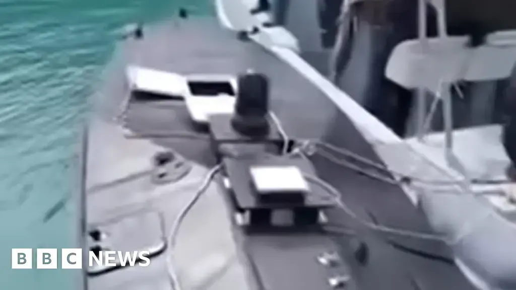 Un drone naval descubierto en el mar Jónico es remolcado por un barco de la guardia costera griega al puerto de Vasiliki.