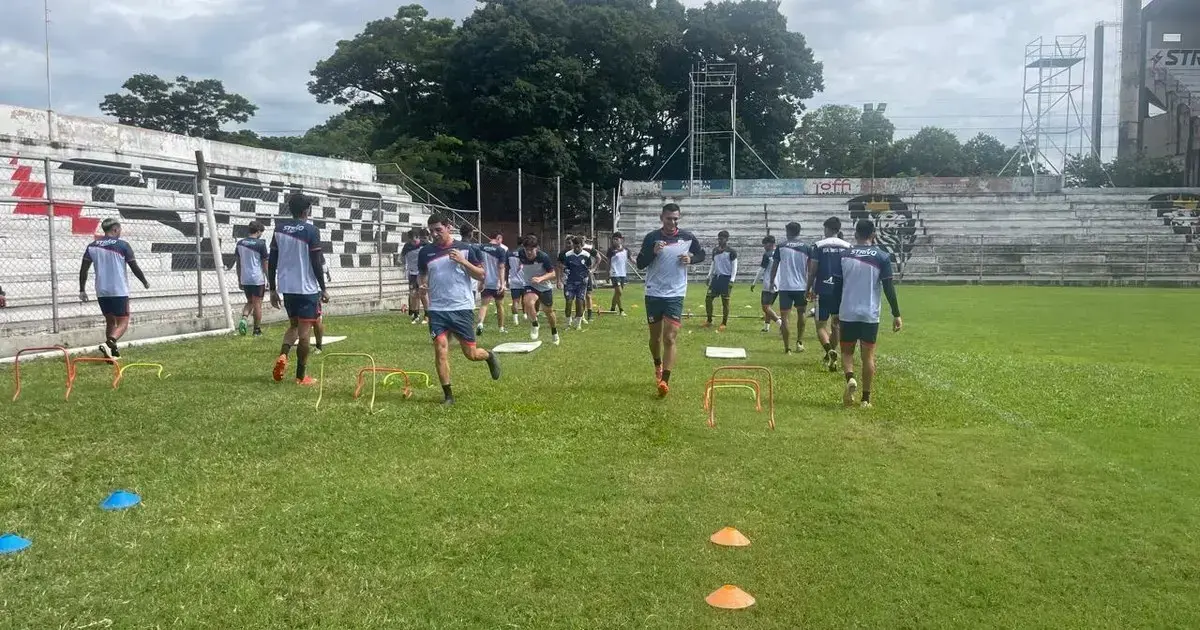 Real Santa Cruz cerró prácticas la mañana de ayer previo al primer juego oficial.