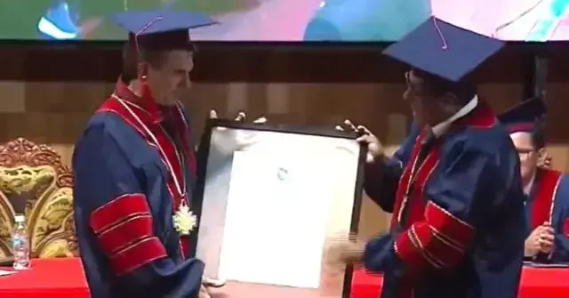 Paz recibe el título de Doctor Honoris Causa de la UPEA.