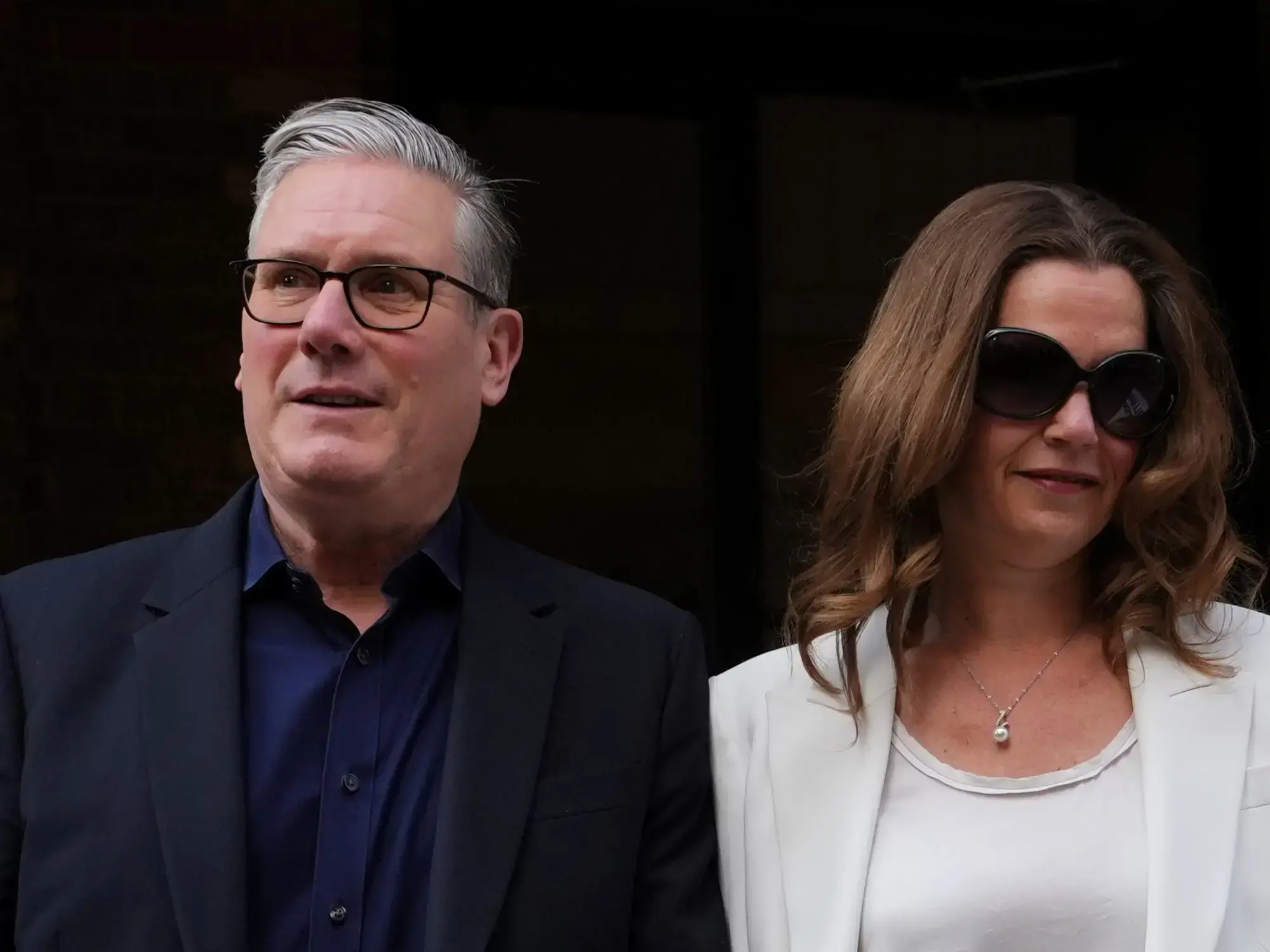 El primer ministro británico Keir Starmer y su esposa Victoria salen de un centro de votación en Londres.