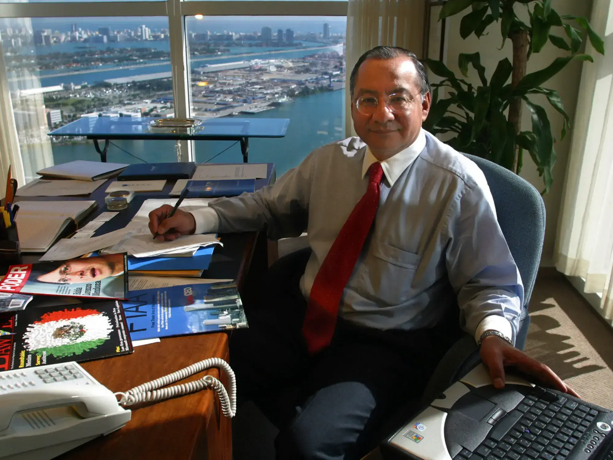 Manuel Rocha en su oficina de Miami en 2003. El ex diplomatico estadounidense fue arrestado en 2023 acusado ser un agente sec