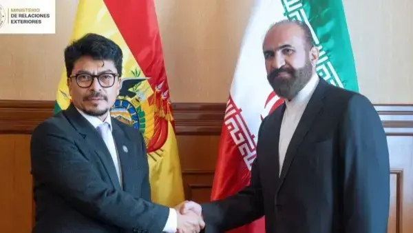 El canciller Fernando Aramayo con el embajador de Iran en La Paz, Bahram Shahabeddin.