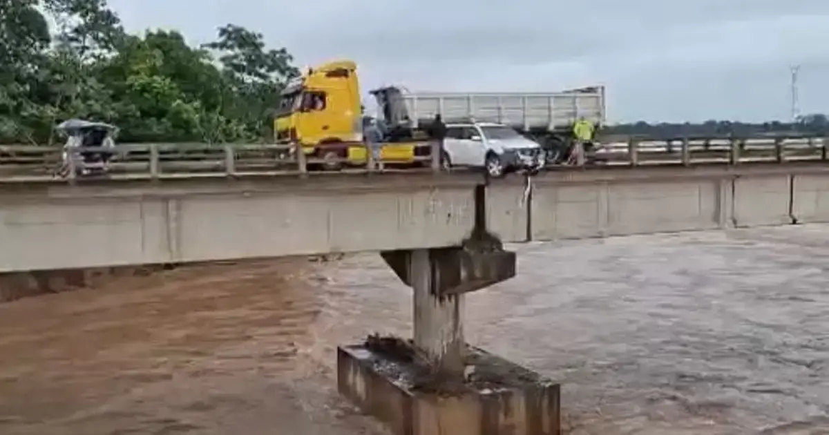 Así quedó el vehículo en el puente de Yapacaní
